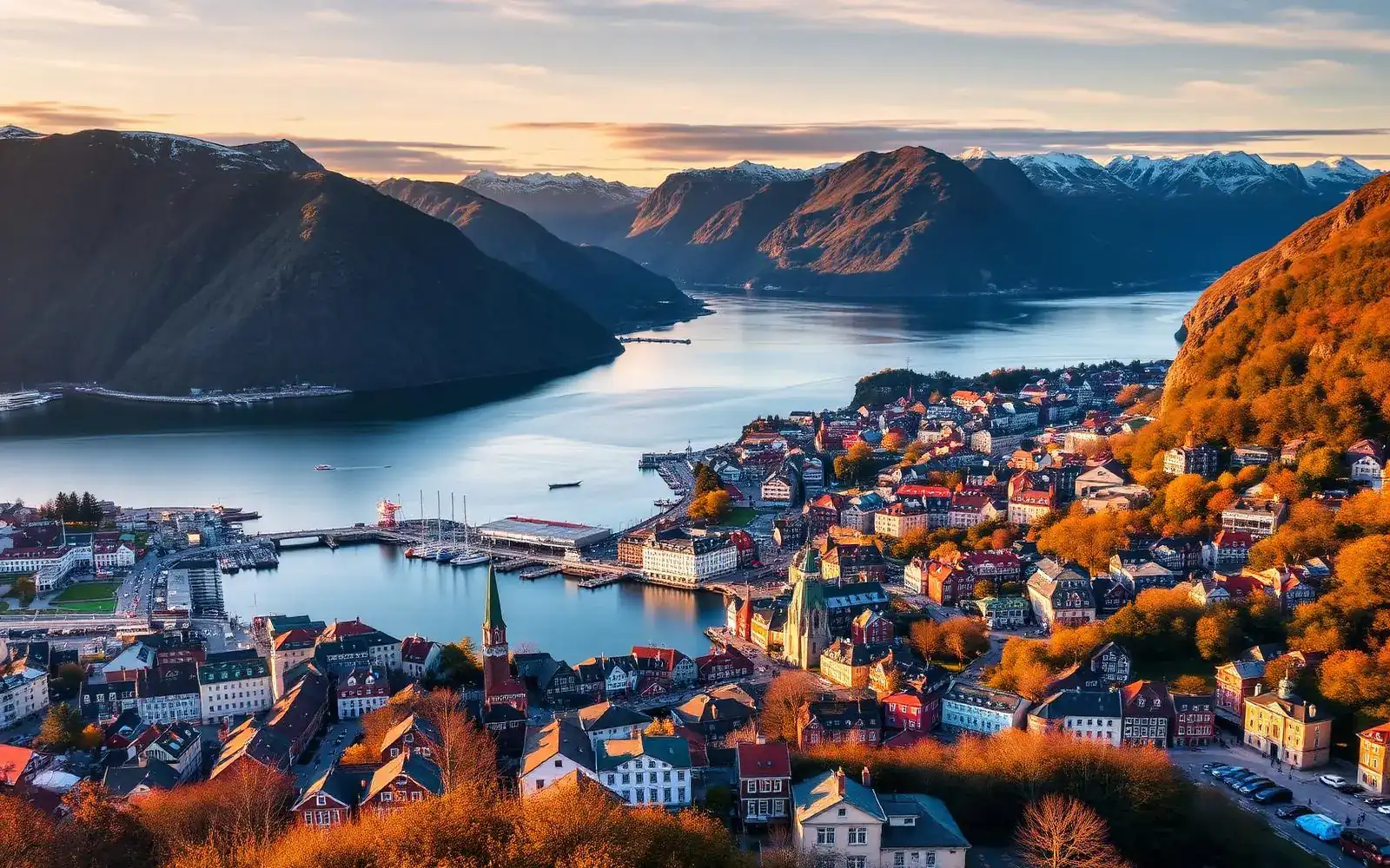 Bergen sett fra fjellet i kveldslys